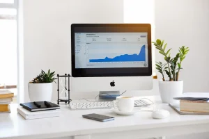 un imac avec des stats desssus
