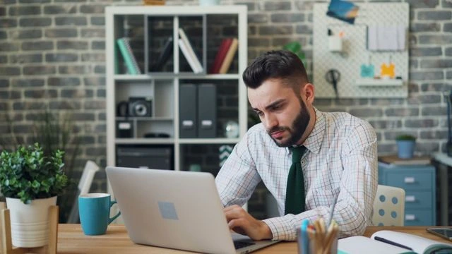 un entrepreneur devant son pc