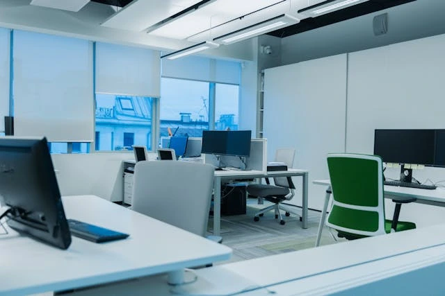 des bureaux blancs
