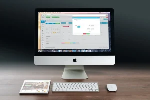 un imac avec un agenda dessus