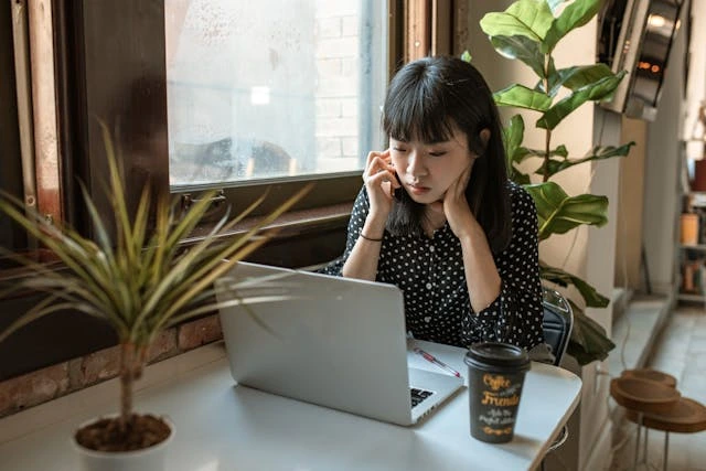 une femme devant son pc