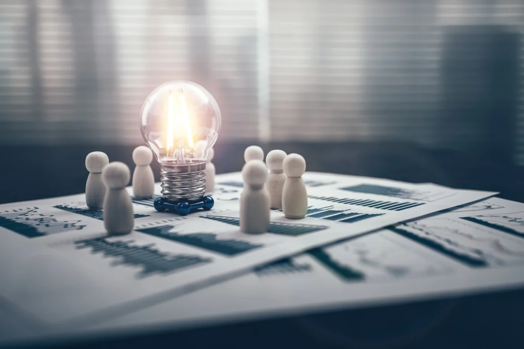 une ampoule avec des pions autour