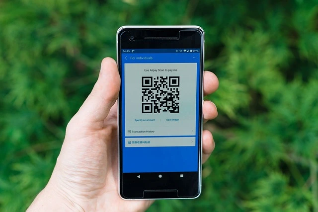 un smartphone avec un qr code