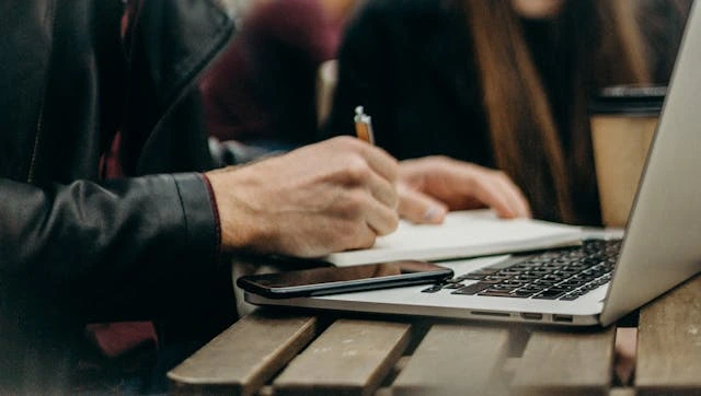 un freelance qui prend des notes