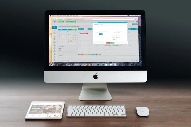 un mac avec un logiciel de gestion ouvert