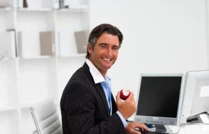 un homme qui mange un pomme au travail