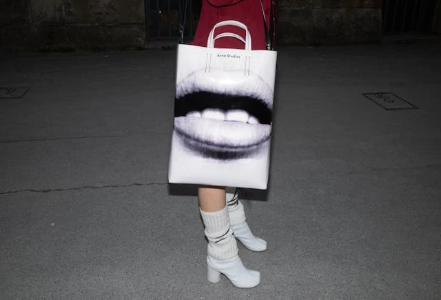 un sac avec de la publicité dessus