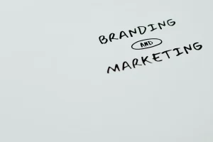 branding et marketing marqué sur un fond blanc