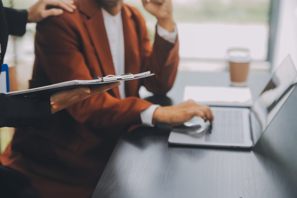 2 personnes qui regardent un pc