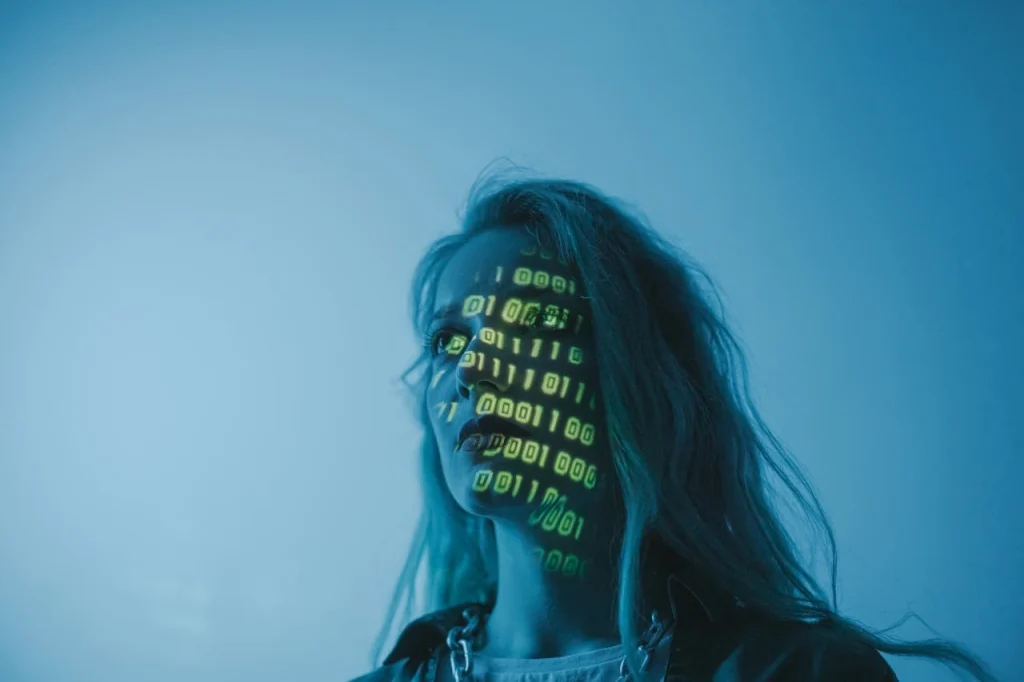 une femme avec du code informatique sur le visage