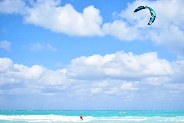 une personne qui fait du kitesurf