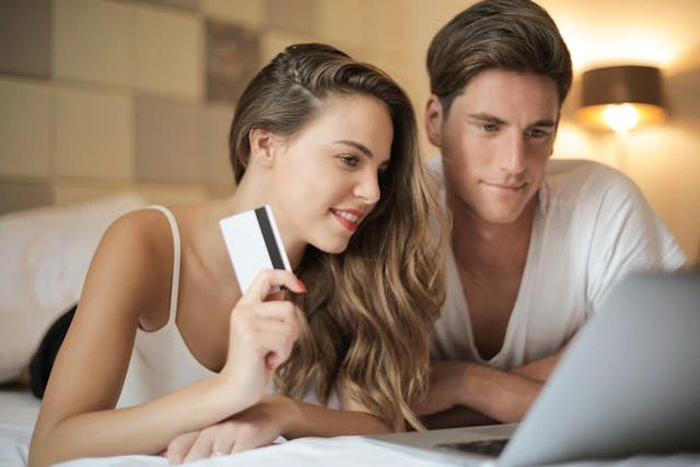 un couple qui s'apprête à payer par cb sur internet