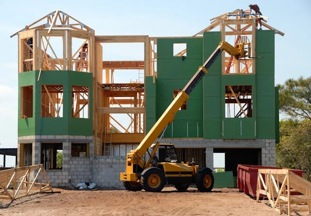 un entrepreneur en batiment qui construit une maison