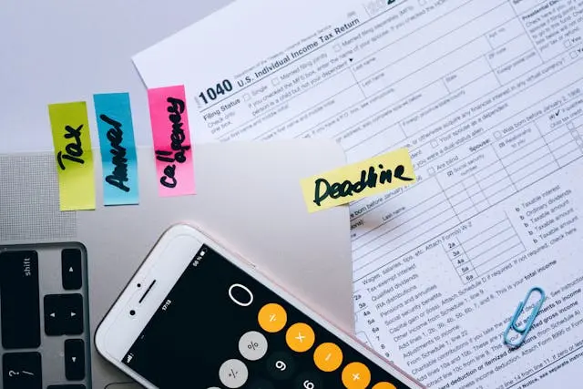 des documents comptables et un mobile avec une calculatrice