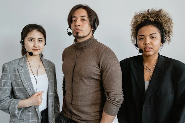 3 téléprospecteurs avec leur casque