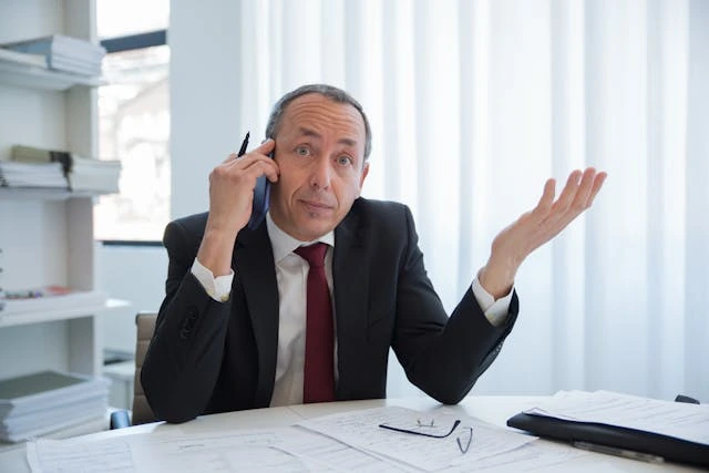 un homme au travail qui se pose des questions