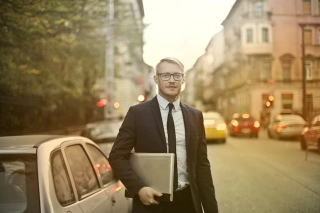 un entrepreneur bien habillé avec des dossiers sous le bras