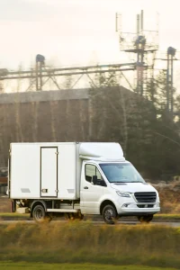 un camion frigorifique blanc