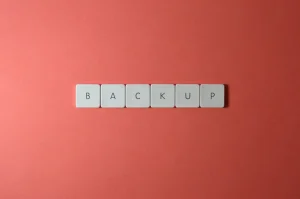backup marqué avec des pièces de scrabble
