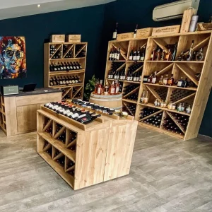 des présentoirs en bois avec du vin