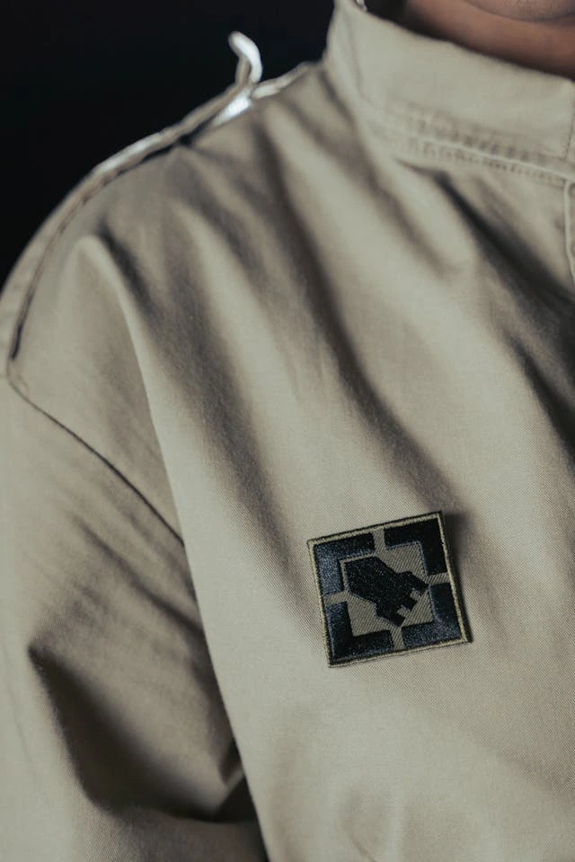 un vêtement de sécurité avec un logo