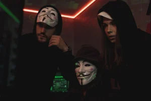 des pirates informatiques avec des masques