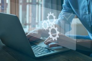 un pc avec des rouages