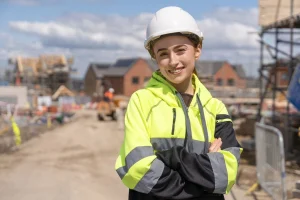 une femme sur un chantier avec un casque