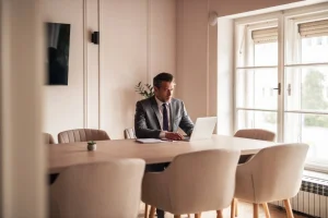 un homme d'affaires dans une salle de réunion