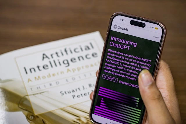 artificial intelligence écrit et un téléphone avec Open ai ouvert