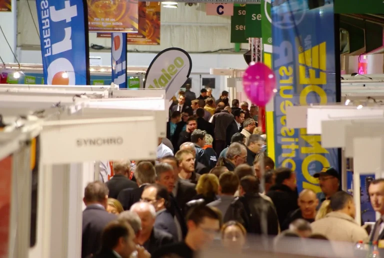 un salon pro avec du monde