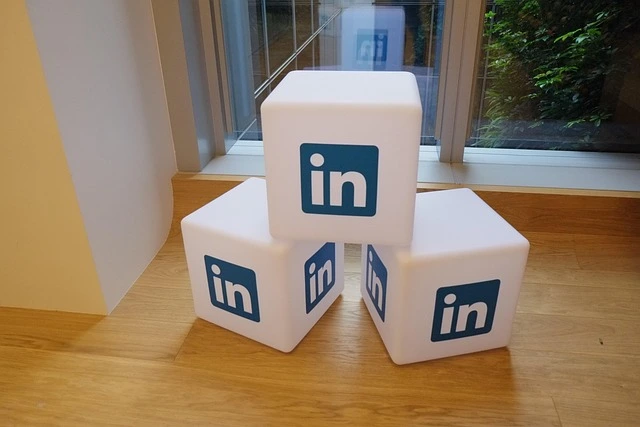 le logo In sur 3 cubes
