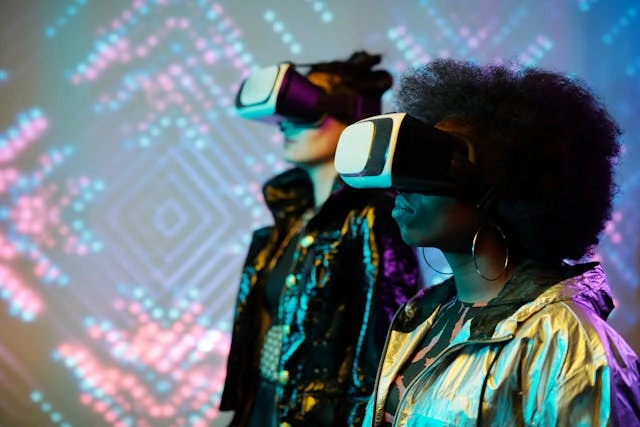 2 personnes avec des lunettes de réalité virtuelle