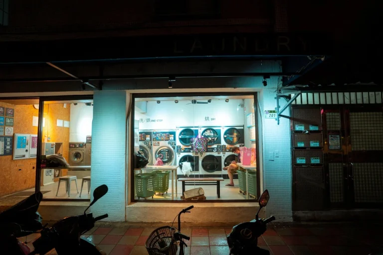 une laverie automatique vue de dehors