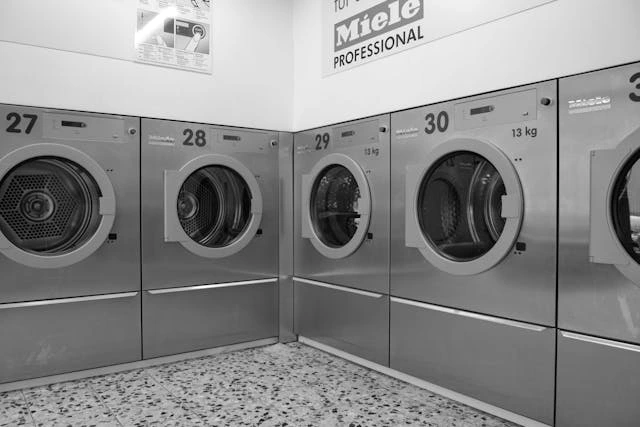 5 machines dans une laverie