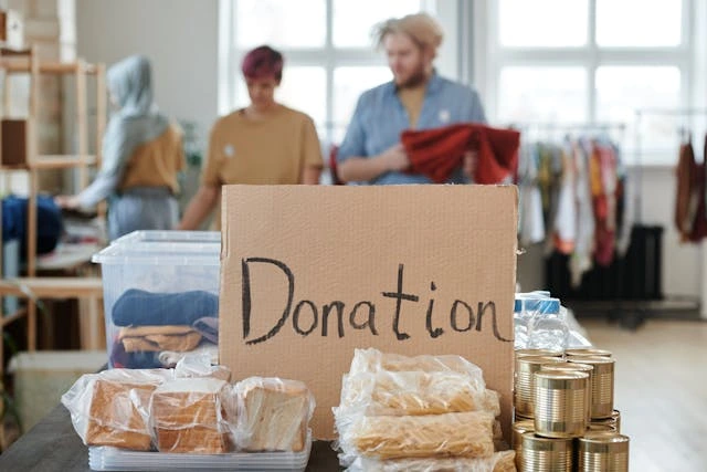 donation marqué sur un carton