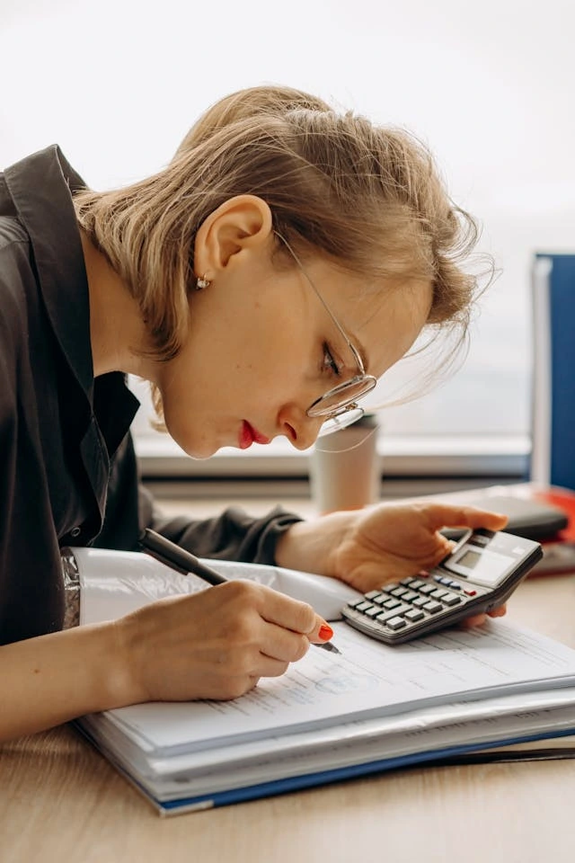 une comptable en train de travailler