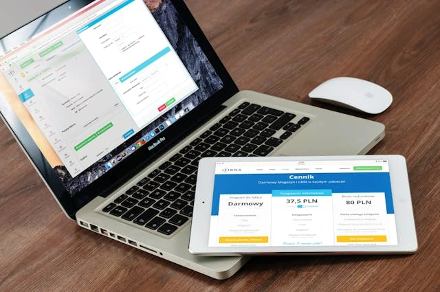un site sur une tablette et sur un pc