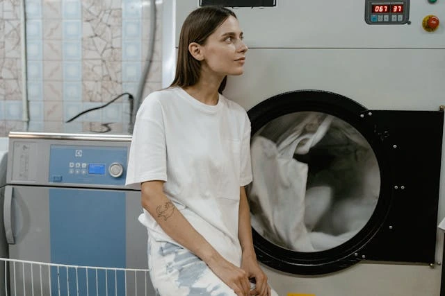 une femme qui attend son linge
