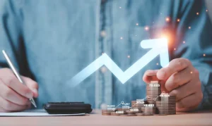 un entrepreneur avec un stylo et une calculatrice et des pièces