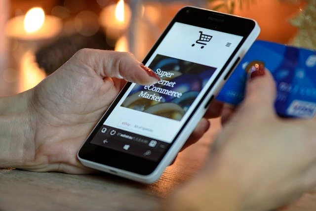 un téléphone dans une main avec un site e-commerce ouvert