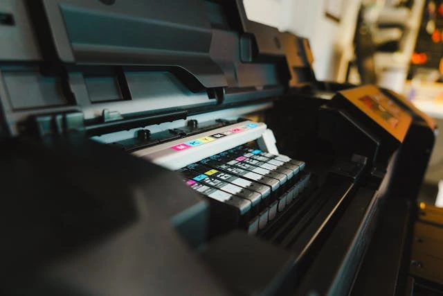 une imprimante HP ouverte et on voit ses cartouches