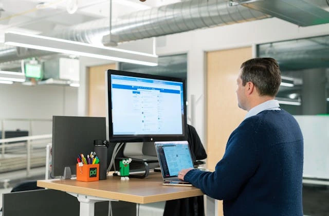 un homme devant linkedin sur PC
