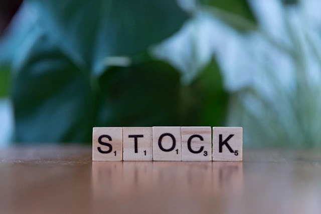 stock marqué avec des pièces en bois