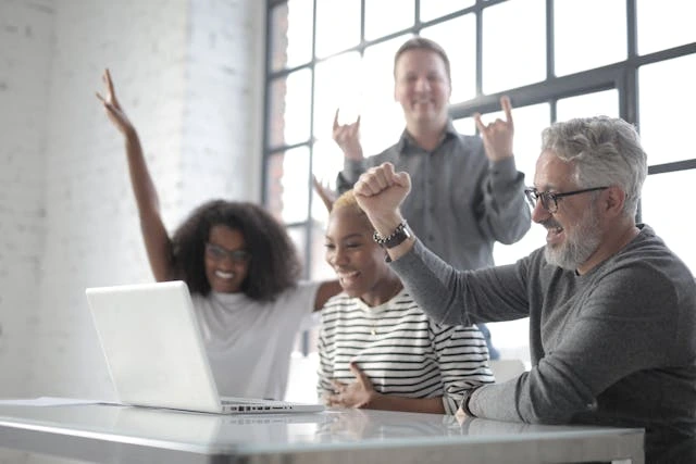 une équipe heureuse en visio