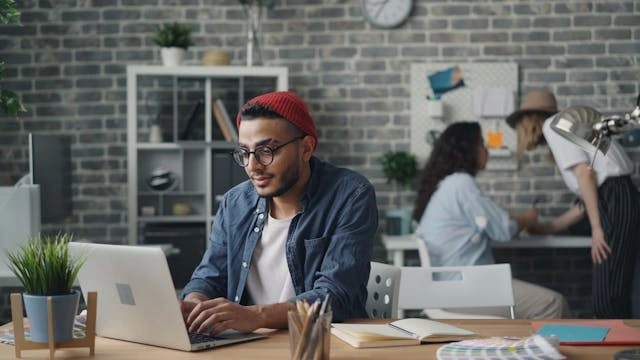 un freelance devant son pc