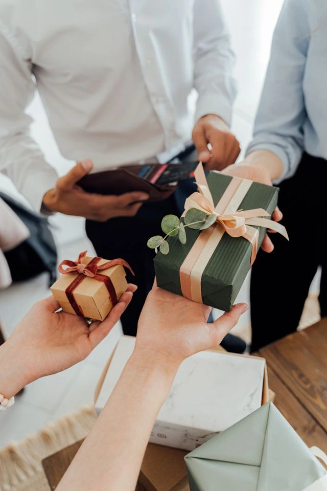 des cadeaux échangés entre collègues