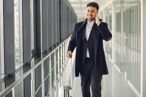 un homme d'affaires au téléphone dans un aéroport