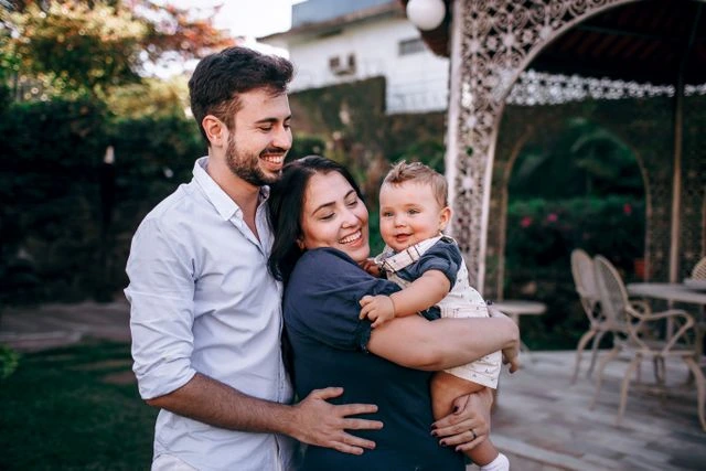 Des parents heureux avec leur bébé