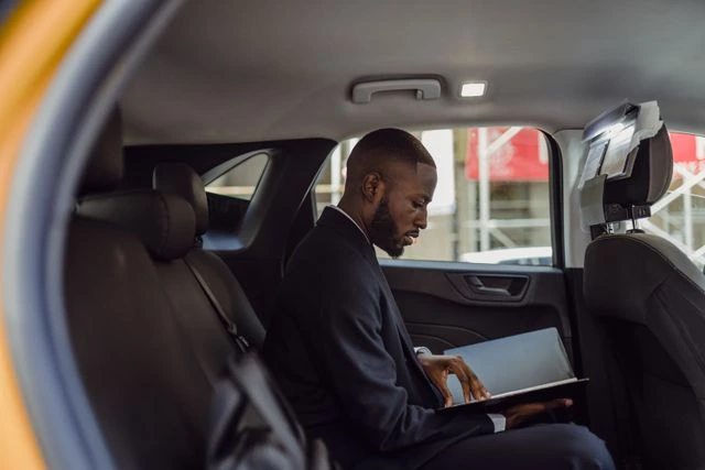 un homme d'affaire dans un taxi